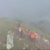 Visual sejumlah personel SAR Gabungan saat menemukan serpihan pesawat ATR 42-500 di Gunung Bulusaraung, Kabupa