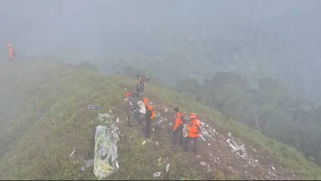 Visual sejumlah personel SAR Gabungan saat menemukan serpihan pesawat ATR 42-500 di Gunung Bulusaraung, Kabupa