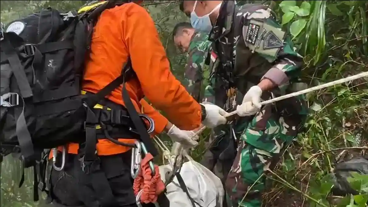 Proses evakuasi korban pertama pesawat ATR 42-500 yang ditemukan ditemukan di lereng puncak gunung Bulusaraung