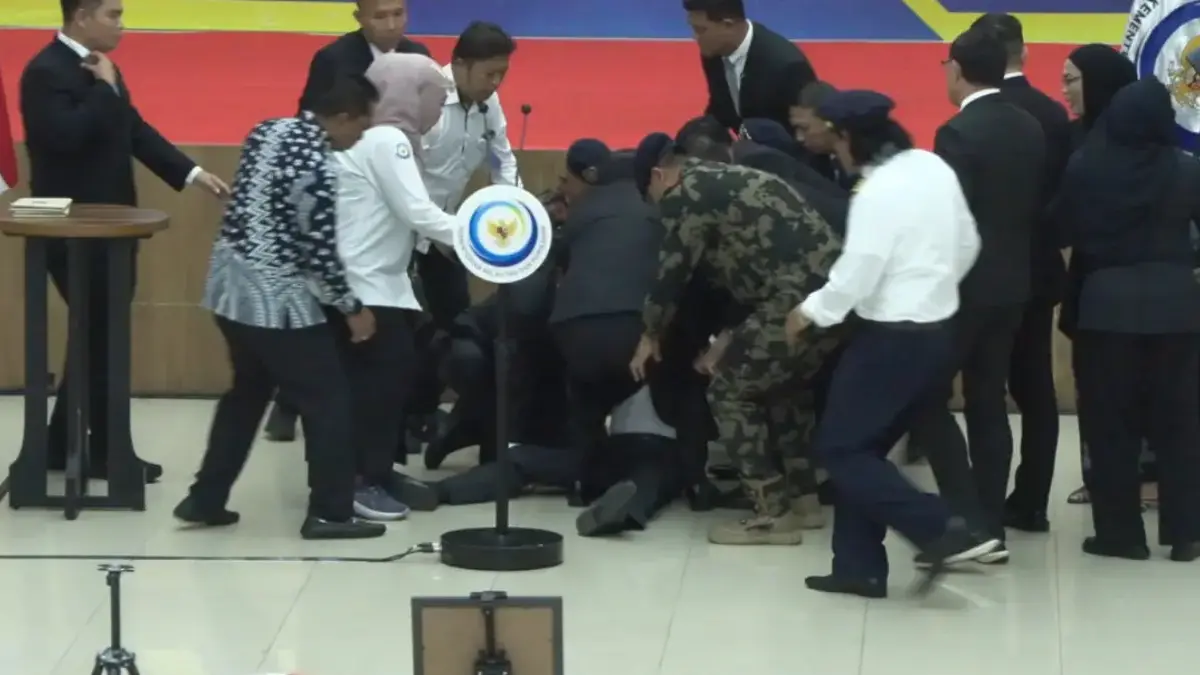 Hadiri Upacara Penghormatan dan Pelepasan 3 Korban Pesawat ATR 42-500, Menteri KKP Sempat Tak Sadarkan Diri Sejumlah peserta upacara membopong Menteri Kelautan dan Perikanan Sakti Wahyu Trenggono yang pingsan saat memi