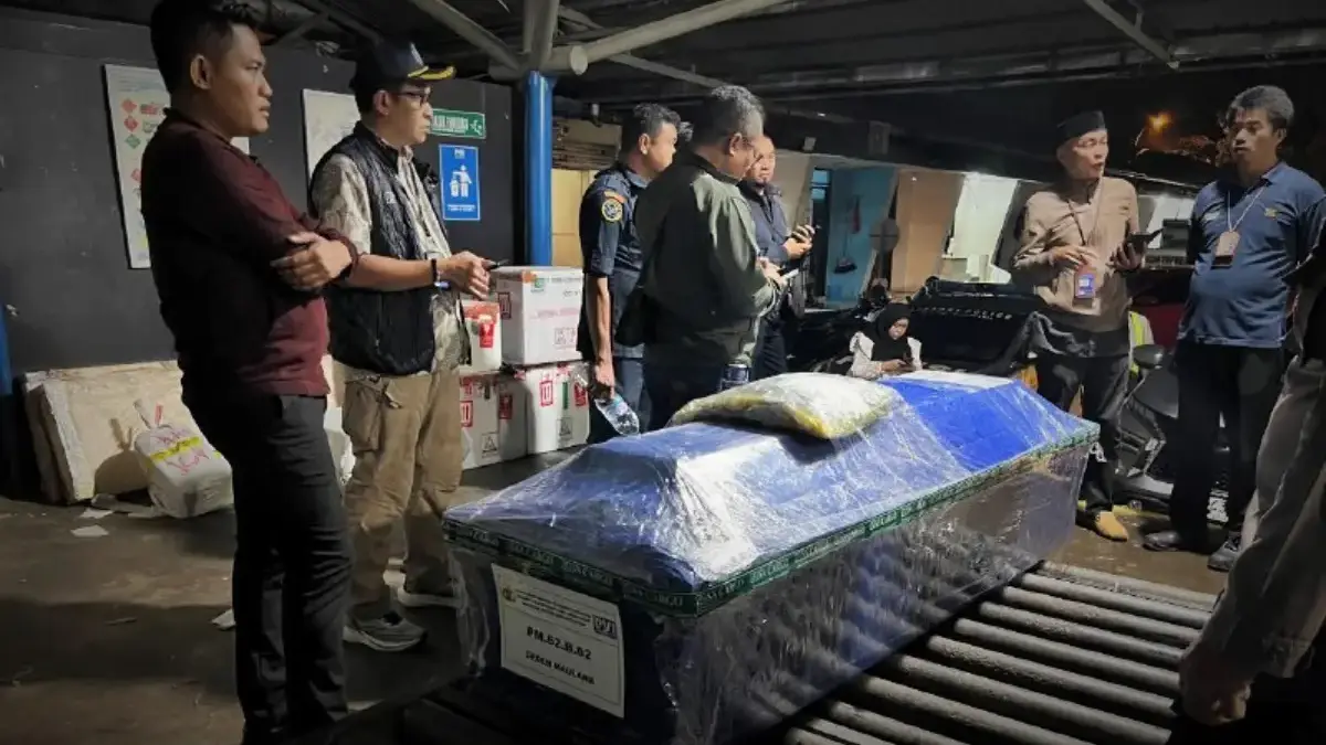 Penyerahan jenazah Deden Maulana korban pesawat ATR 42-500 kepada keluarga di Biddokkes Polda Sulsel.