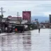 Ruas jalan di Kelurahan Rawa Makmur yang terendam banjir sehingga ditutup oleh anggota kepolisian, Sabtu (3/1/