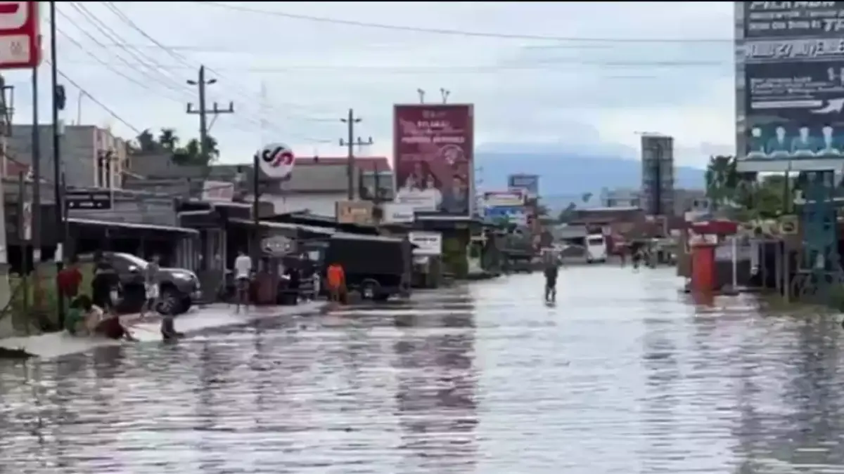 Ruas jalan di Kelurahan Rawa Makmur yang terendam banjir sehingga ditutup oleh anggota kepolisian, Sabtu (3/1/