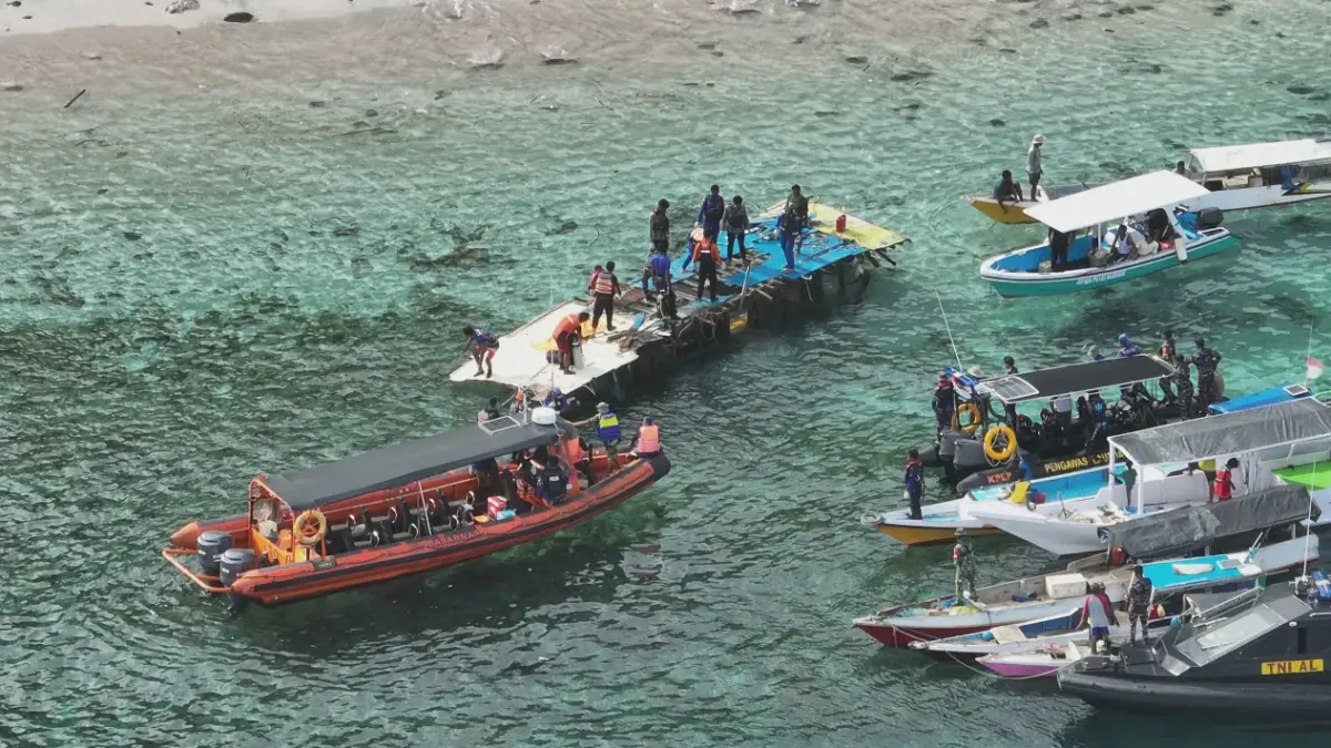 Nelayan temukan bangkai KM Putri Sakinah, dalamnya ada mayat. (IST)