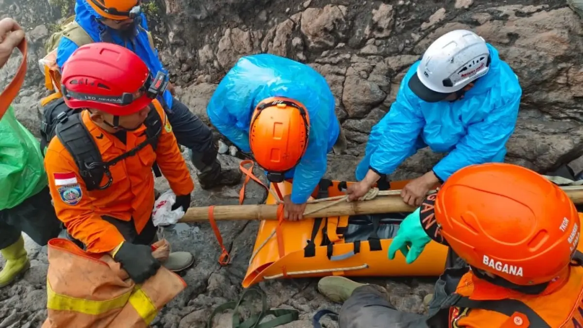 Tim SAR evakuasi korban yang meninggal di Gunung Slamet. (Basarnas Semarang)