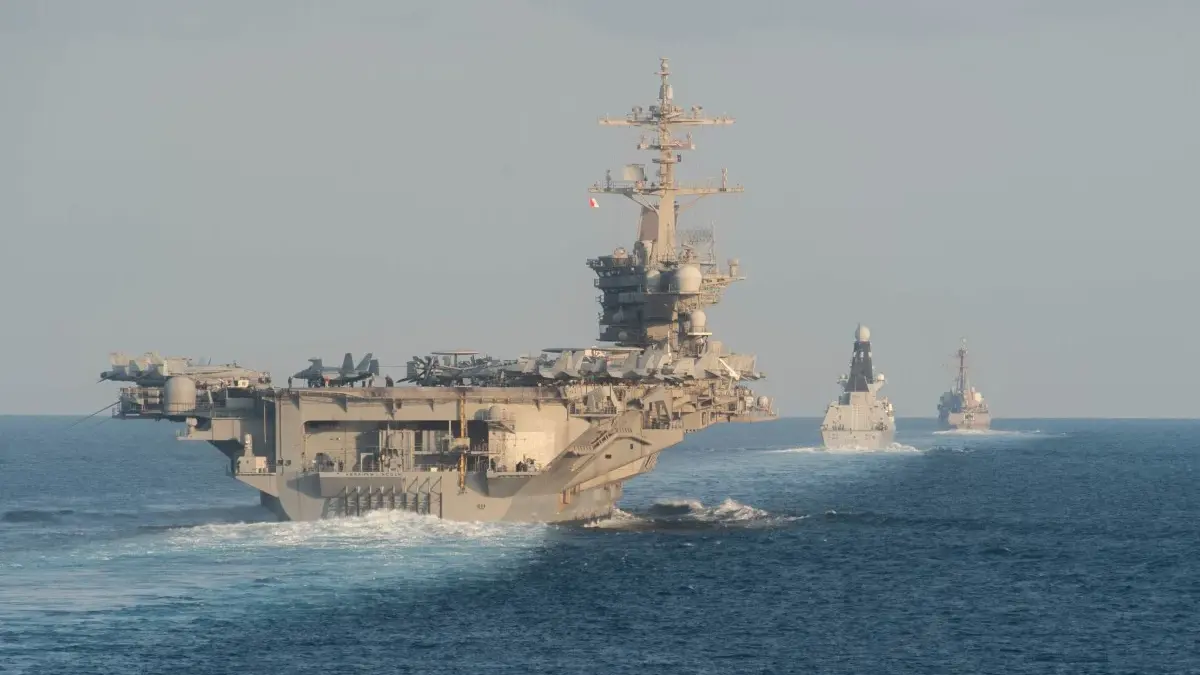 USS Abraham Lincoln dan kapal perang lainnya transit di Selat Hormuz pada tahun 2019. (Foto: Angkatan Laut AS