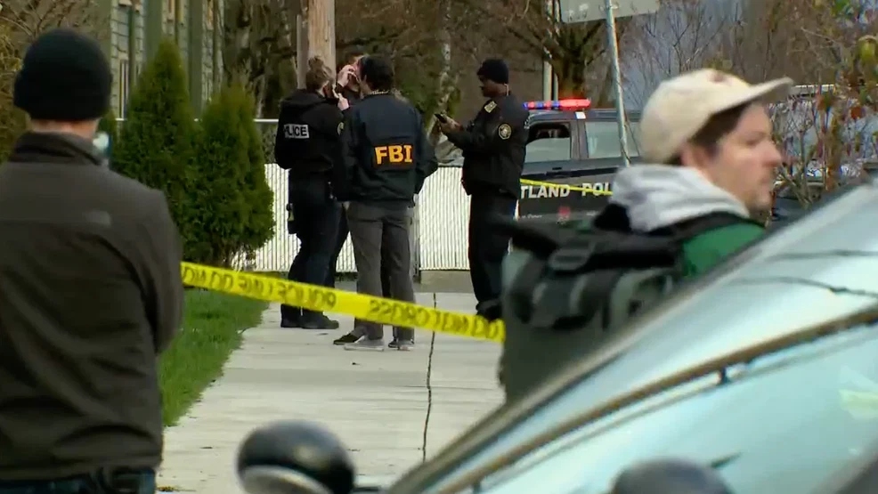FBI dan polisi di lokasi penembakan yang melibatkan agen federal di Portland Tenggara. (KATU)