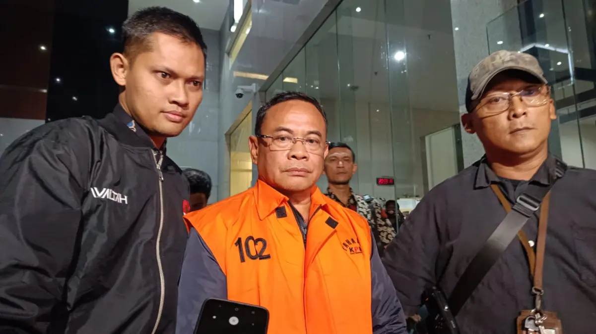 Bupati Pati Sudewo (rompi oranye) digiring petugas KPK ke Rutan untuk menjalani penahanan pertama. (Foto: RMOL