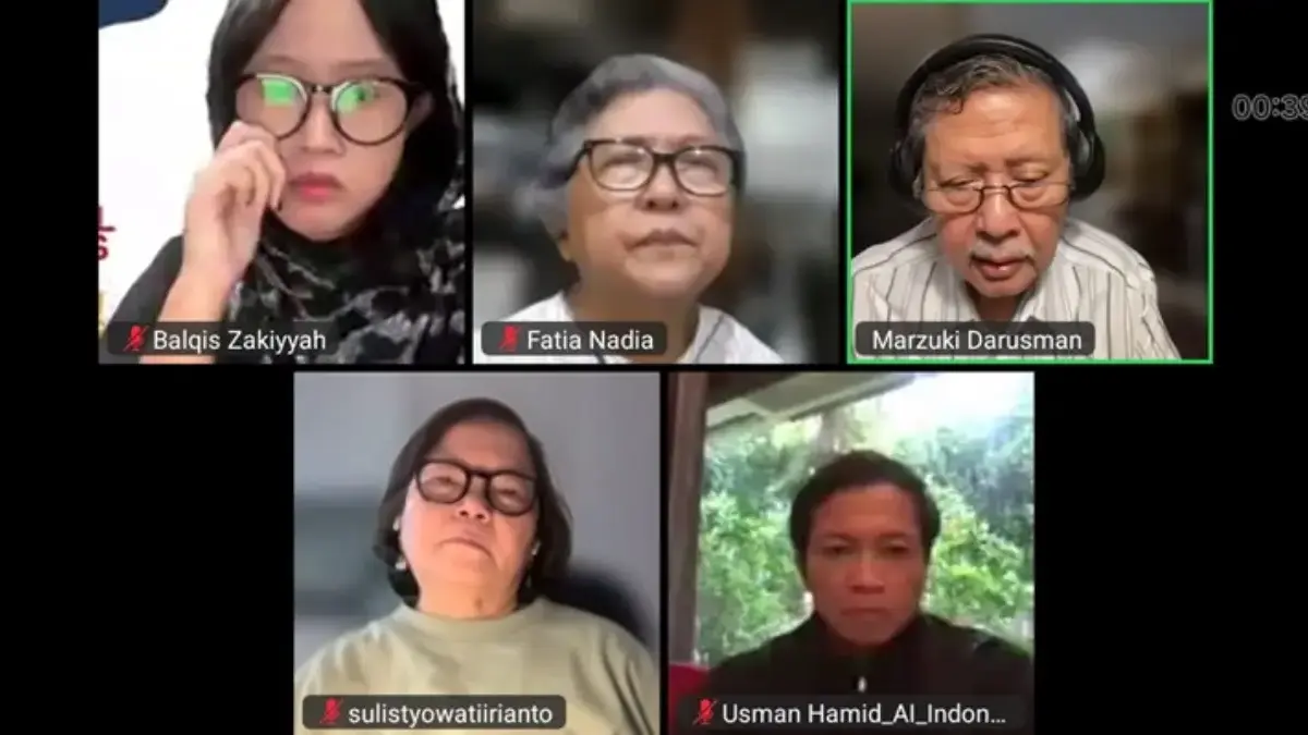 Mantan Jaksa Agung Marzuki Darusman (kanan) dalam jumpa pers yang digelar virtual melalui Zoom pada Kamis, 1 J