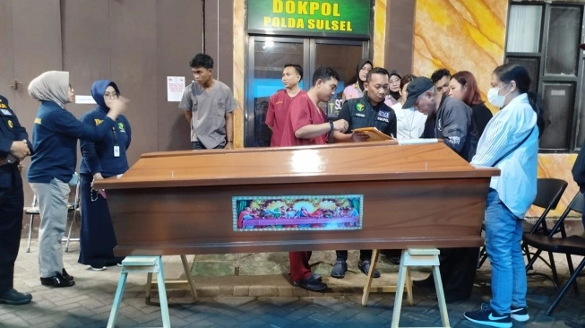 Suasana haru menyelimuti proses penyerahan jenazah Florencia Lolita Wibisono di ruang Bidang Kedokteran dan Ke