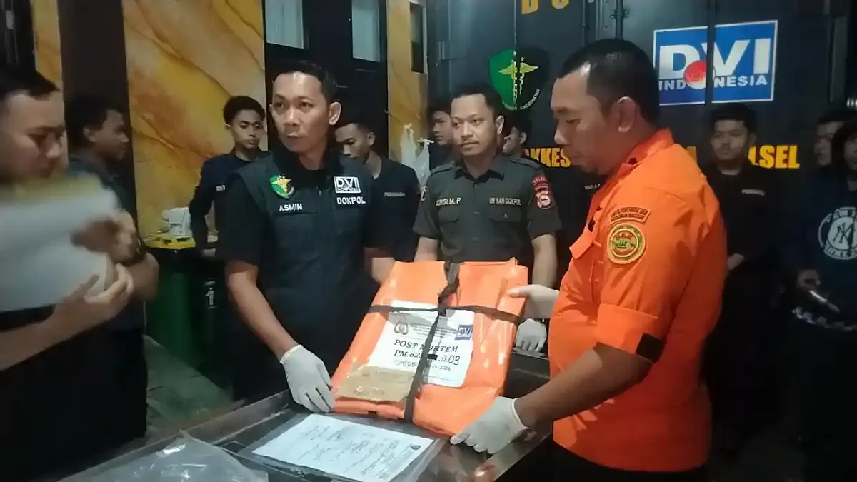 Evakuasi Bagian Tubuh Korban Ketiga Insiden Pesawat ATR 42-500, Diseerahkan ke DVI RS Bhayangkara Dua potongan tangan manusia korban pesawat ATR 42-500 ditemukan tim SAR gabungan. (IST)