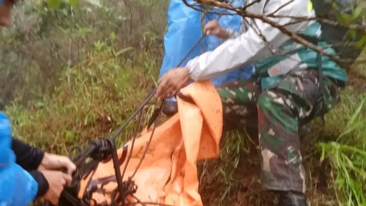 Proses evakuasi korban pesawat ATR 42-500 oleh tim SAR gabungan dari lereng gunung Bulusaraung menuju Kampung