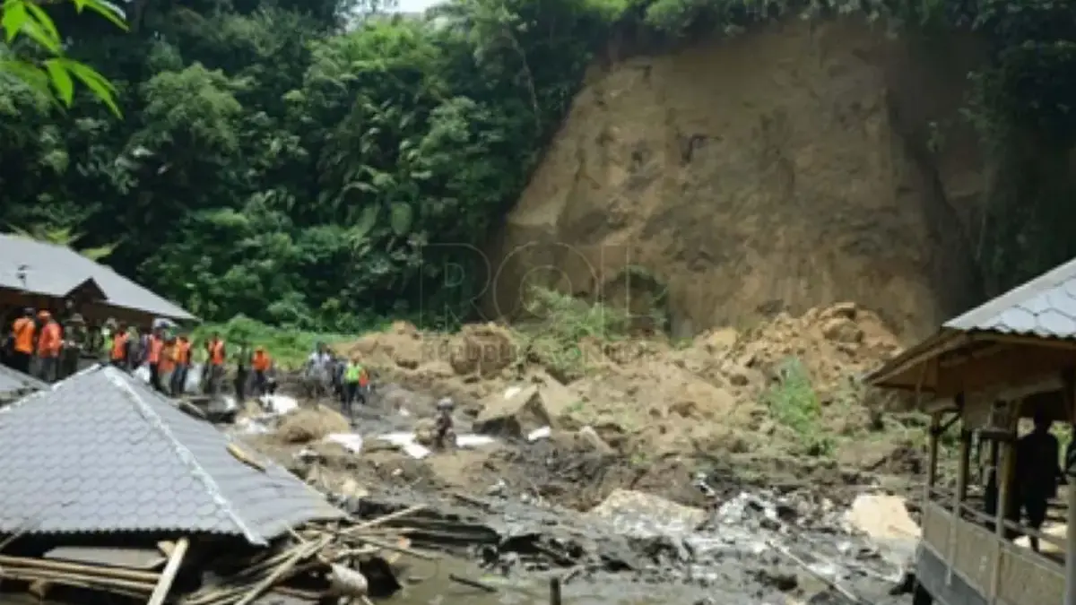 Tim SAR gabungan masih melakukan pencarian terhadap para pekerja bangunan yang tertimbun material longsor di J