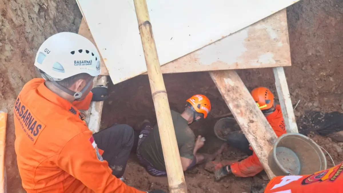 Tim SAR saat melakukan proses evakuasi korban longsor di Ciseumpur Jatinangor. (Foto : Istimewa)