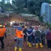 Para petugas saat berada di lokasi longsor yang tewaskan 4 pekerja di Jatinangor. (Foto : Istimewa)