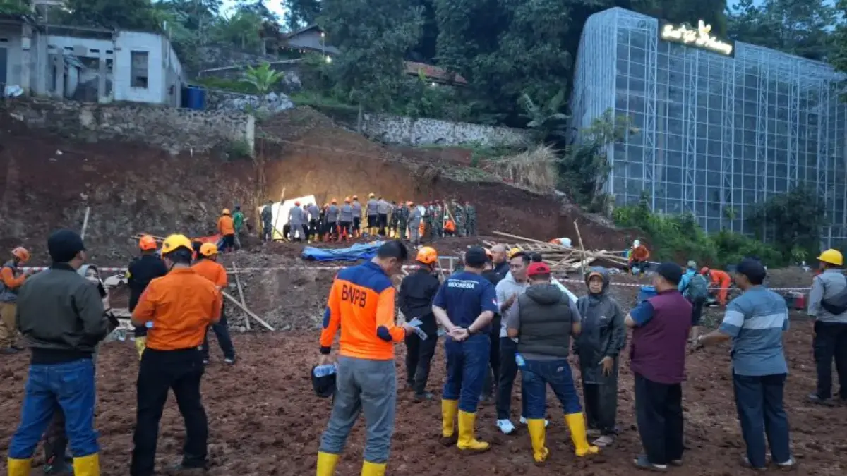 Para petugas saat berada di lokasi longsor yang tewaskan 4 pekerja di Jatinangor. (Foto : Istimewa)
