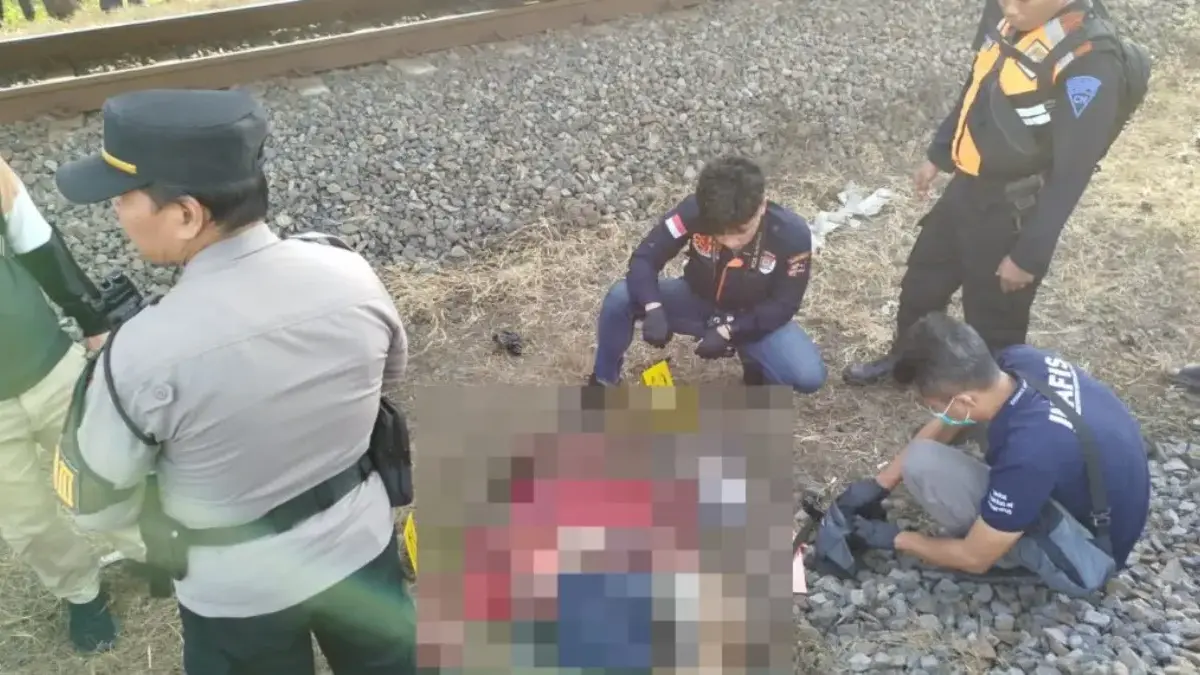 Pria Kenakan Sweater Merah Celana Pendek Biru Dongker Tewas Diduga Tertemper KA Bangunkarta di Cirebon Sesosok pria tanpa identitas yang ditemukan meninggal dunia di jalur kereta api KM 215+4 jalur hulu petak Jala