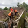 BPBD Kota Sukabumi saat melakukan evakuasi pohon tumbang akibat angin kencang di Kecamatan Warudoyong.