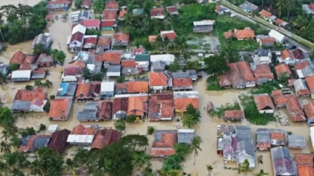Status Sungai Citarum dan Cibeet Awas, 9.650 Rumah 58 Desa di 20 Kecamatan Kabupaten Karawang Terendam Banjir Gambar udara banjir di Karawang. (Pemkab Karawang)
