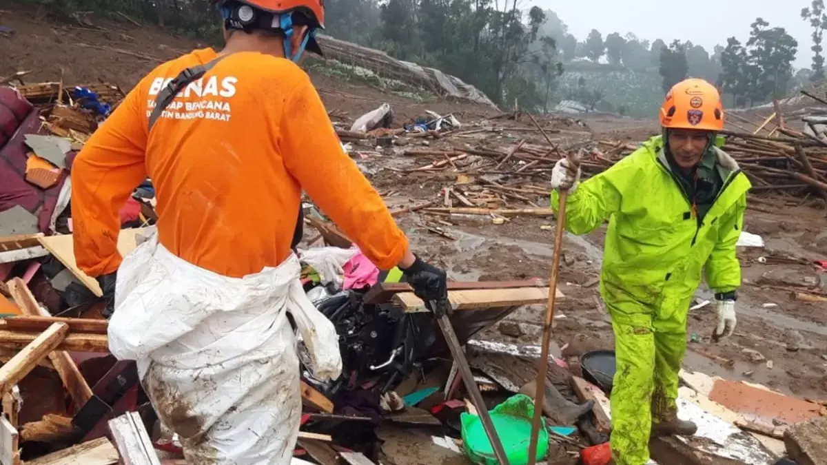 Update Data Korban Tanah Longsor di Bandung Barat: 9 Ditemukan Meninggal Dunia, 81 Hilang Bencana tanah longsor dahsyat menerjang kawasan kaki Gunung Burangrang, tepatnya di Kampung Babakan, Desa Pasi
