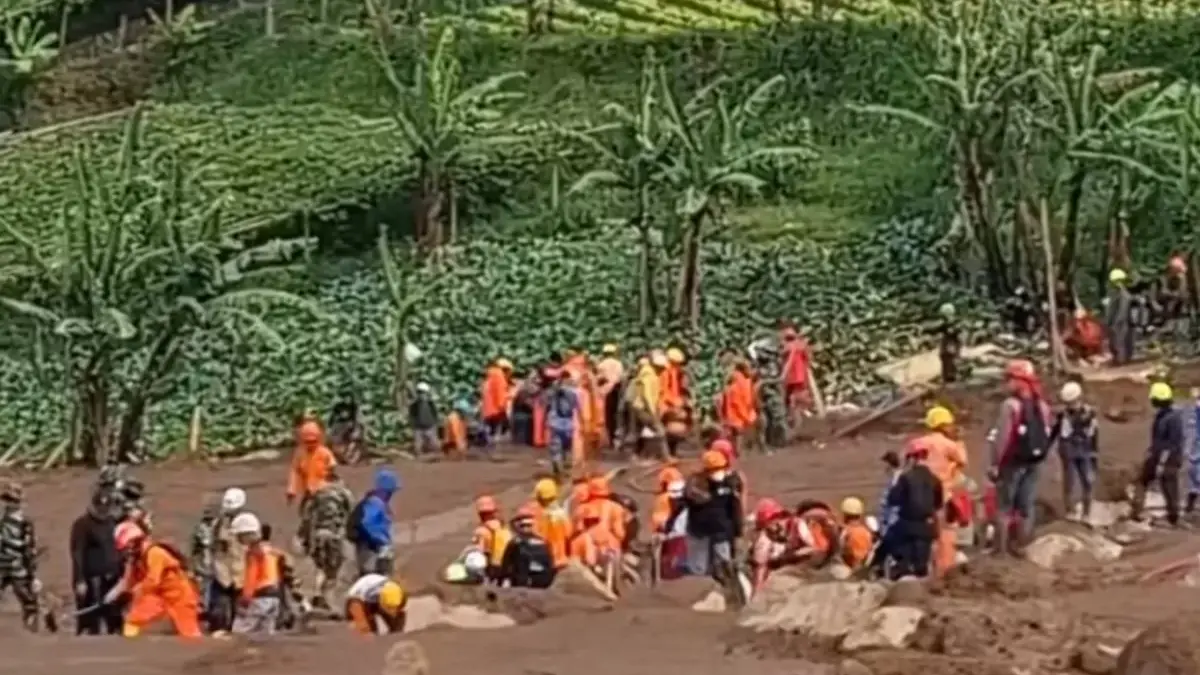 Operasi Pencarian Korban Bencana Longsor Cisarua: 50 Kantong Jenazah Tim SAR gabungan sedang melakukan proses pencarian dan pertolongan korban tanah longsor di Cisarua Kabupaten B