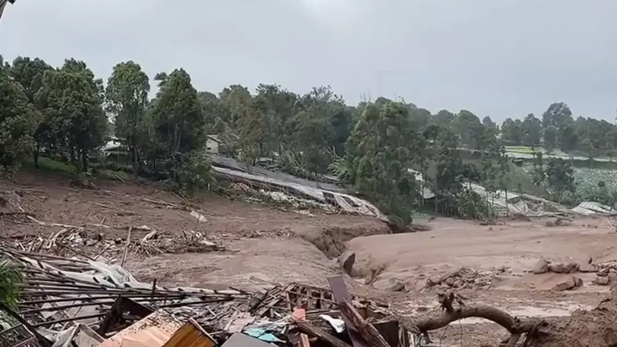 Tanah Longsor di Cisarua Jadi Sorotan Media Asing Tangkap layar dampak bencana banjir dan longsor di wilayah Cisarua, Bandung Barat pada Sabtu, 24 Januari 2026
