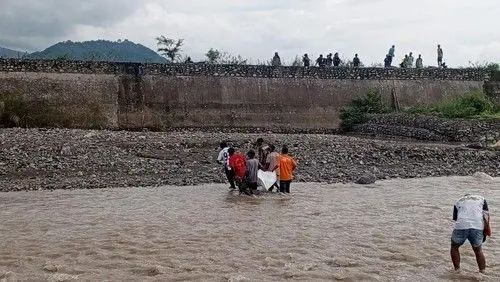 Jenazah purnawirawan TNI AD, Luiz Bau (72), saat dievakuasi dari Kali Malibaka, Belu, NTT, Sabtu (17/1/2026).