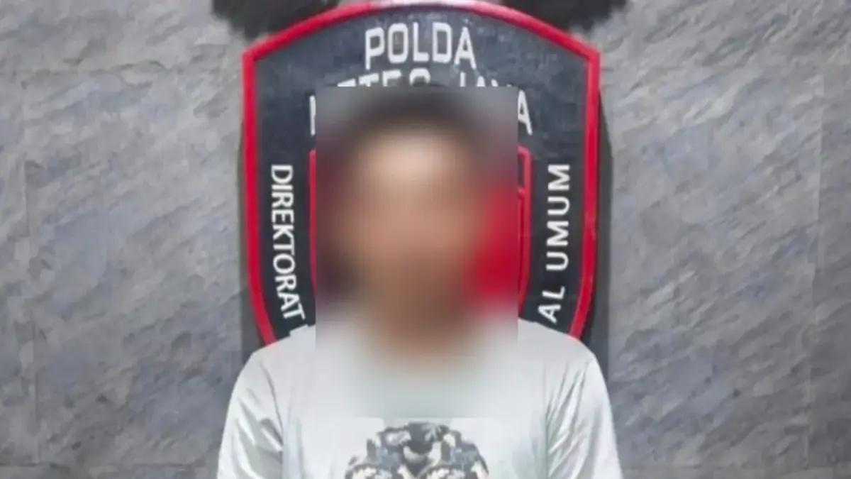 Terduga pelaku pembunuhan berinisial AR saat diamankan penyidik Polda Metro Jaya, Minggu (11/01/2026). (IST)