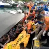 Petugas SAR gabungan mengevakuasi kantong berisi jenazah korban kapal tenggelam di Labuan Bajo, Manggarai Bara