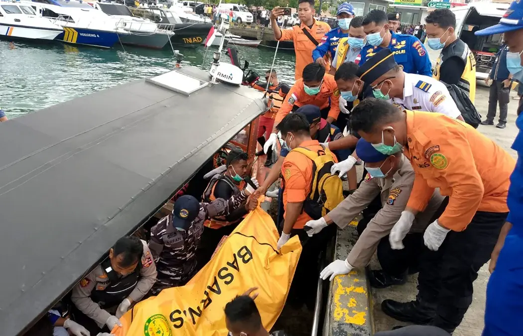 Petugas SAR gabungan mengevakuasi kantong berisi jenazah korban kapal tenggelam di Labuan Bajo, Manggarai Bara
