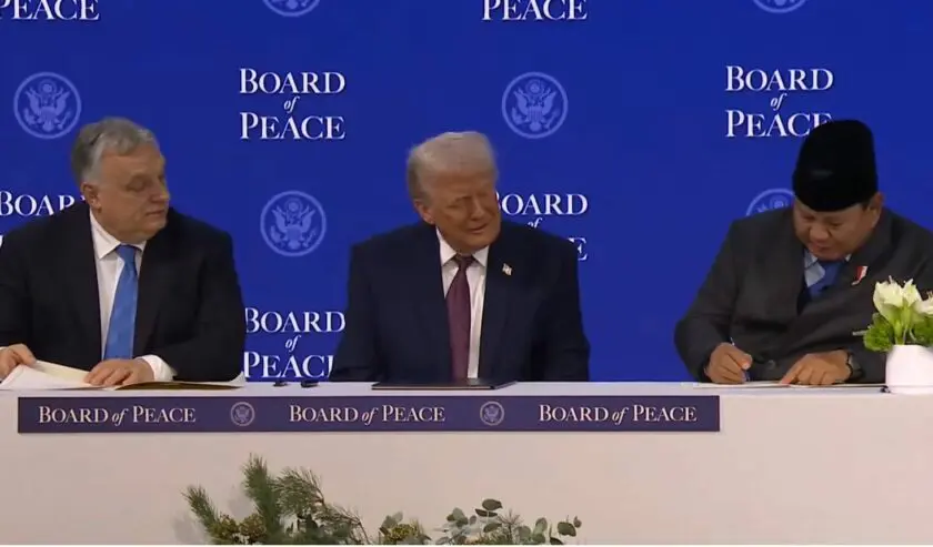 Indonesia Resmi Jadi Anggota, Apa Tugas dan Fungsi Board of Peace Bentukan Trump? Prabowo Subianto (kanan) Presiden RI turut menandatangani piagam Dewan Perdamaian (Board of Peace) di samping