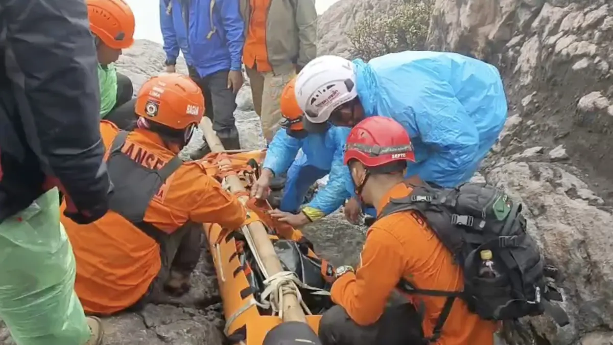 Petugas SAR gabungan mengevakuasi jenazah pendaki yang dilaporkan hilang di Gubung Slamet di Purbalingga, Kami