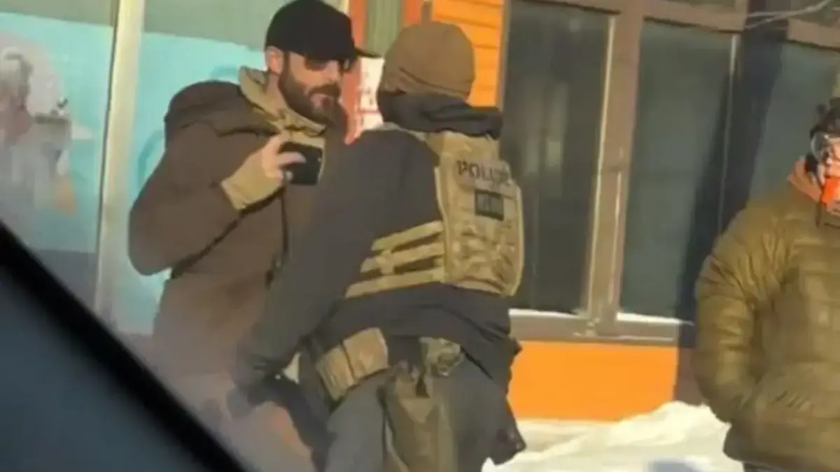 Minneapolis Kembali Terguncang, Agen Imigrasi Federal Tembak Mati Warga Sipil Alex Pretti terlihat bentrok dengan agen Patroli Perbatasan di Minneapolis. (X/@CoffinItUp)