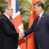 Keir Starmer sedang melakukan perjalanan ke Beijing untuk bertemu dengan Xi Jinping dari Tiongkok. Ini adalah