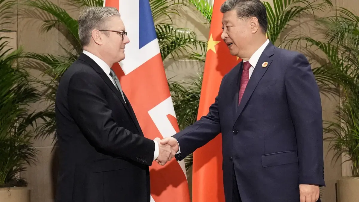 Keir Starmer sedang melakukan perjalanan ke Beijing untuk bertemu dengan Xi Jinping dari Tiongkok. Ini adalah