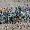 Petugas SAR gabungan melakukan pencarian korban hilang akibat tanah longsor di Desa Pasirlangu, Kecamatan Cisa