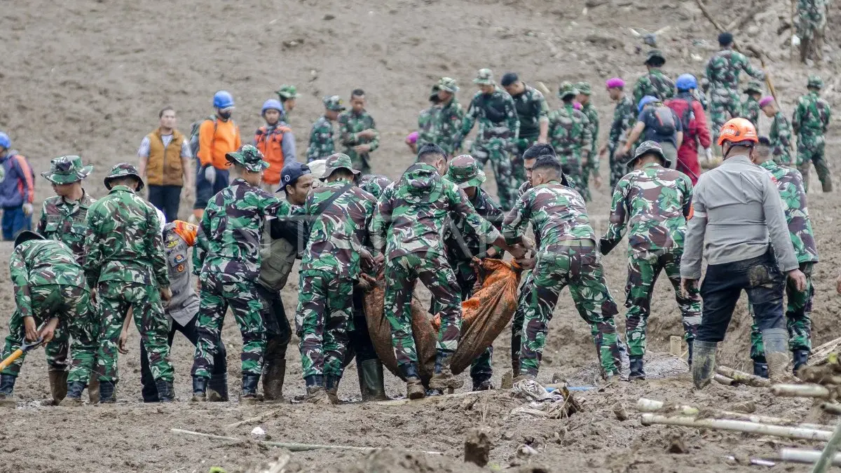 Petugas SAR gabungan melakukan pencarian korban hilang akibat tanah longsor di Desa Pasirlangu, Kecamatan Cisa