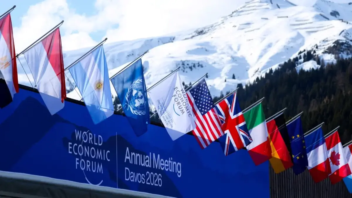 Bendera berkibar selama pertemuan Forum Ekonomi Dunia (WEF) tahunan ke-56, di Davos, Swiss, 19 Januari 2026. (
