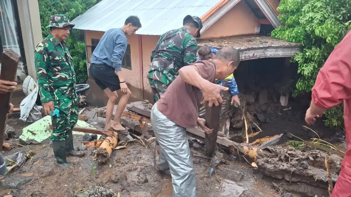Banjir Bandang di Kabupaten Sitaro: 16 Orang Tewas 141 Rumah Rusak BPBD Kabupaten Kepulauan Sitaro bersama tim gabungan melakukan upaya pencarian korban hilang, evakuasi warga