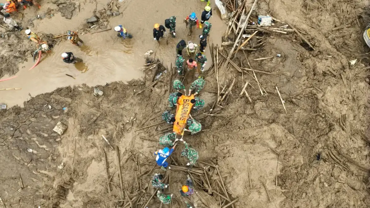 Operasi Pencarian Korban Bencana Longsor Cisarua: 46 Kantong Jenazah Evakuasi korban longsor di Cisarua, Bandung Barat. (Dok BNPB)