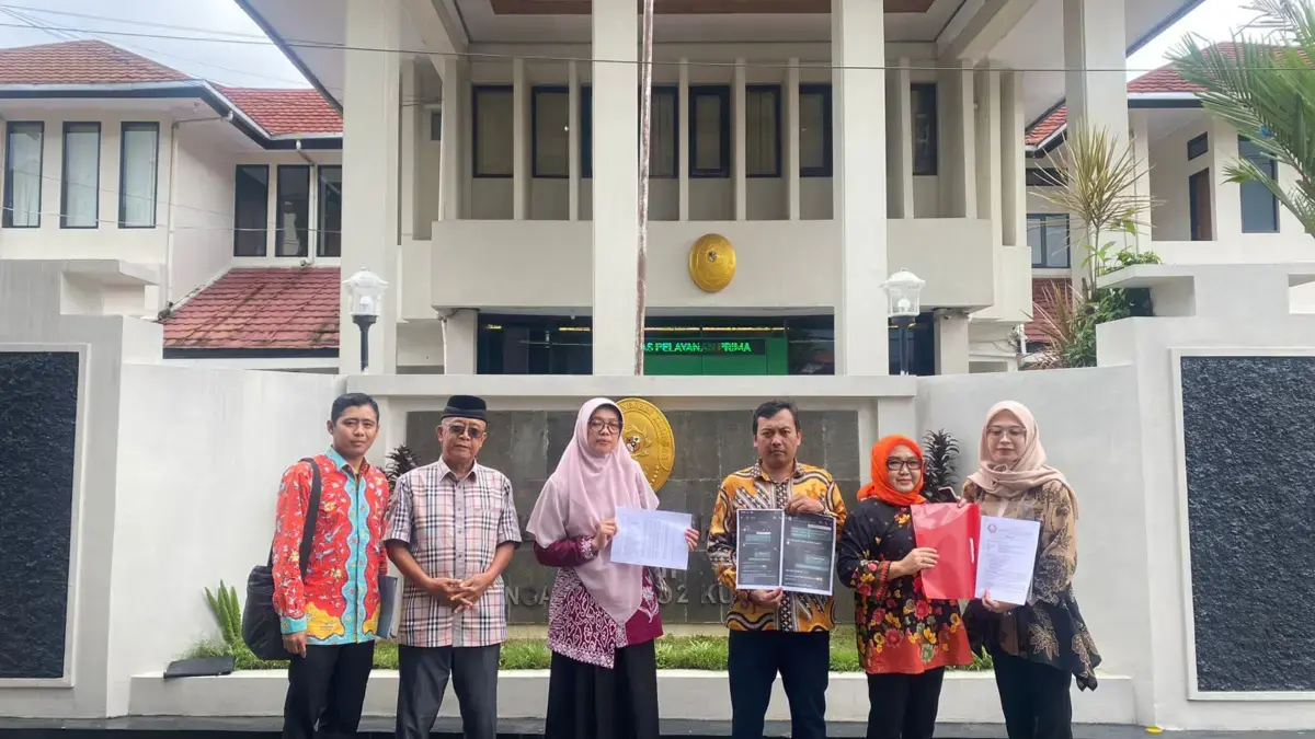 Kasus Guru PAI SMAN 3 Kuningan Dinilai Sarat Rekayasa, PROPAM Didesak Periksa Dugaan Keterlibatan Oknum Polisi Pimpinan POSBAKUM Pengadilan Negeri Kuningan, Dr. Yanto Irianto, S.H., M.H. (dua dari kiri)