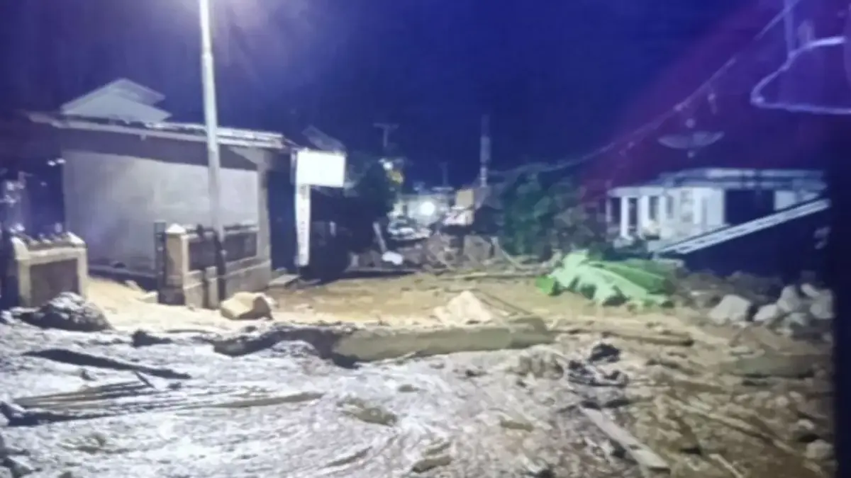 Material banjir bandang menutupi badan jalan provinsi penghubung Lubuk Basung-Bukittinggi tepatnya di Pasar Ma
