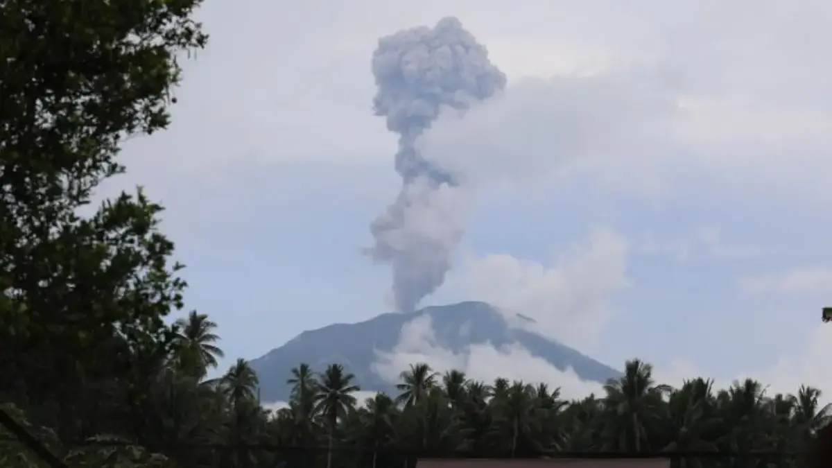 Dokumentasi letusan Gunung Ibu dengan tinggi kolom 1.500 meter pada pukul 15:44 WIT teramati dari Pos Pengamat