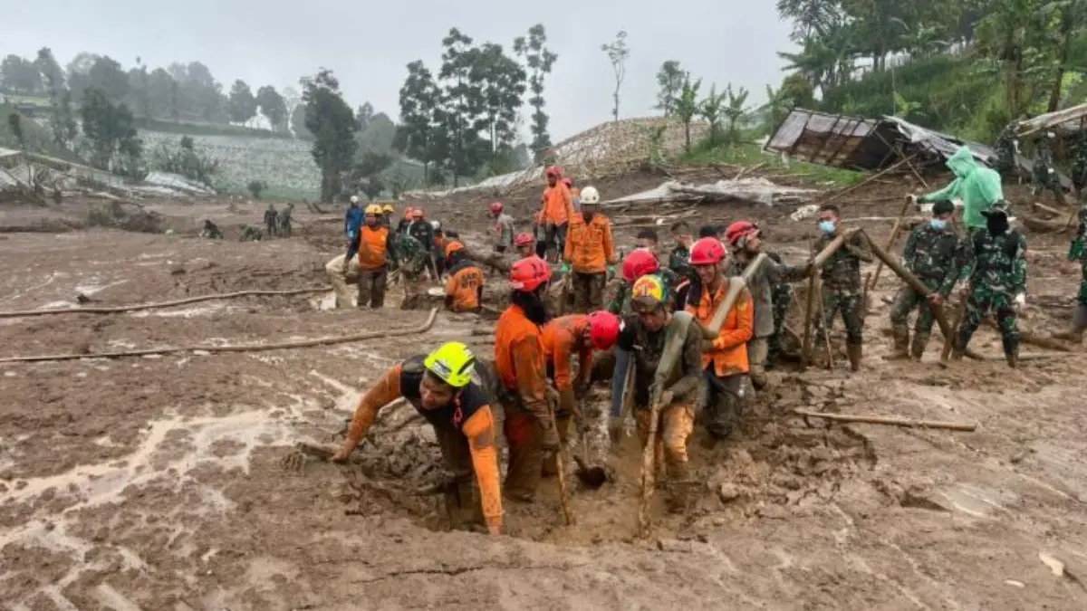 Operasi Pencarian Korban Bencana Longsor Cisarua: 2 Body Pack Berhasil Dievakuasi Evakuasi korban longsor di Cisarua, Bandung Barat. (Istimewa)
