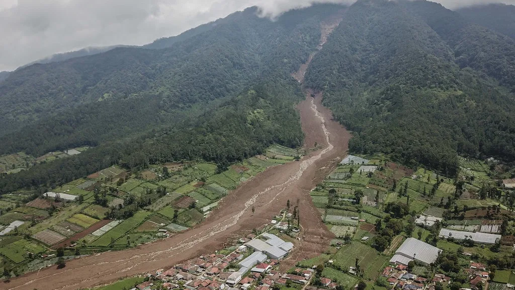 Foto udara kondisi lahan pertanian dan rumah warga yang terdampak bencana tanah longsor di Desa Pasirlangu, Ci