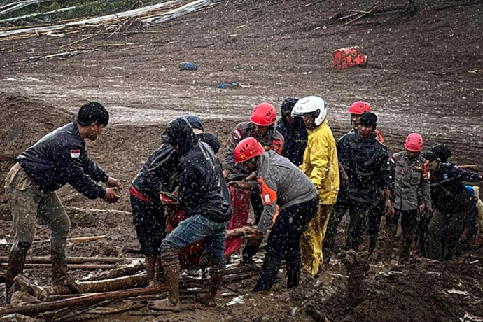 Basarnas kembali melanjutkan operasi pencarian korban longsor yang melanda Kampung Pasir Kuning, Desa Pasirlan