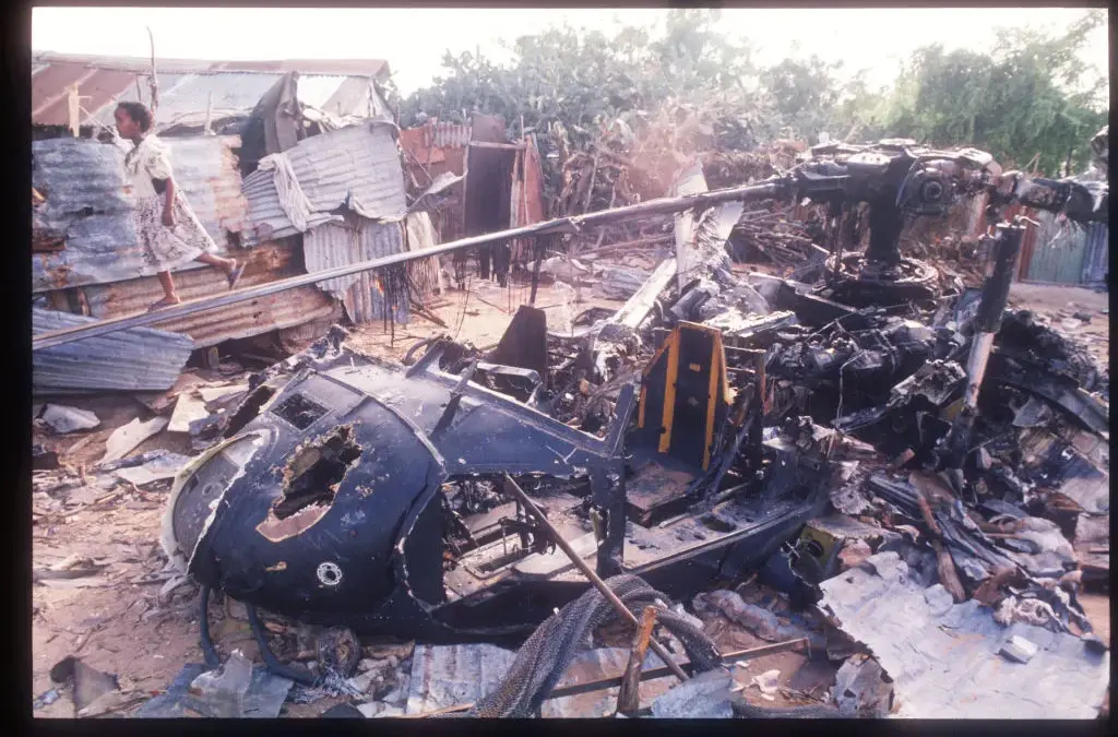 Operasi Delta Force di Venezuela Trump Banggakan Kekuatan Militernya, Tapi Hancur di Mogadishu Tahun 1993 Sebuah helikopter Amerika yang rusak di Mogadishu, Somalia, 14 Oktober 1993. (Scott Peterson/Getty Images)