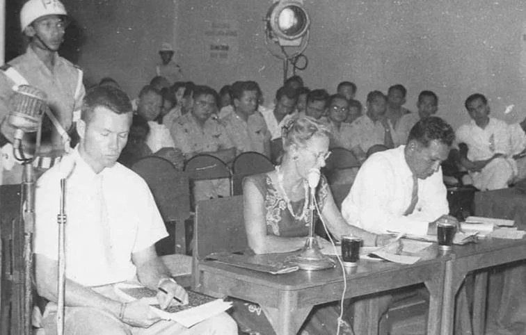 Sidang pilot CIA Allen Lawrence Pope (kiri) di Jakarta 28 Desember 1959