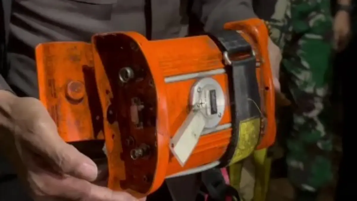 Tim SAR Gabungan berhasil menemukan alat pemancar sinyal darurat atau Emergency Locator Transmitter (ELT) mili