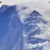 Gunung Merapi kembali menunjukkan aktivitas vulkanik dengan terjadinya awan panas guguran pada Jumat (2/1/2026
